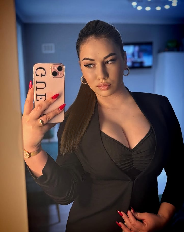 Эскорт АРИНА PLUS стройная сделает профессионально эротический массаж и пригласит к себе в Район - Центр