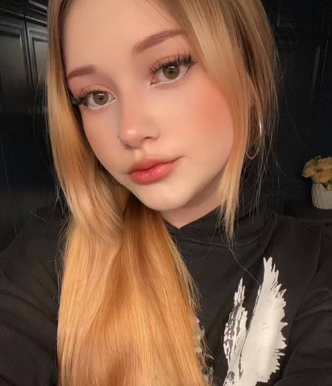 Девушка по вызову Каролина 18 лет сделает нежно лесбийский секс и пригласит к себе